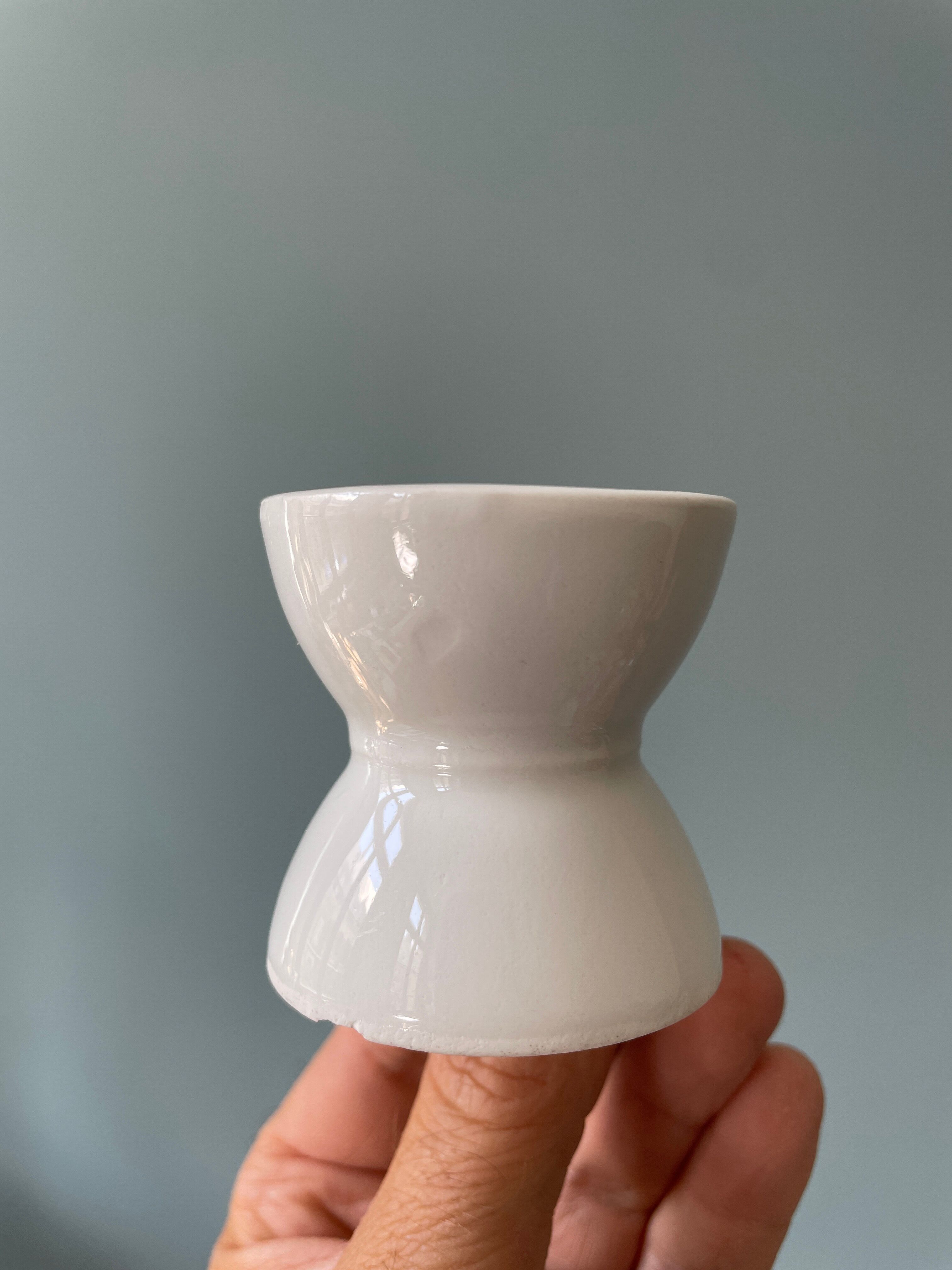 Lot de 16 coquetiers diabolo en porcelaine blanche