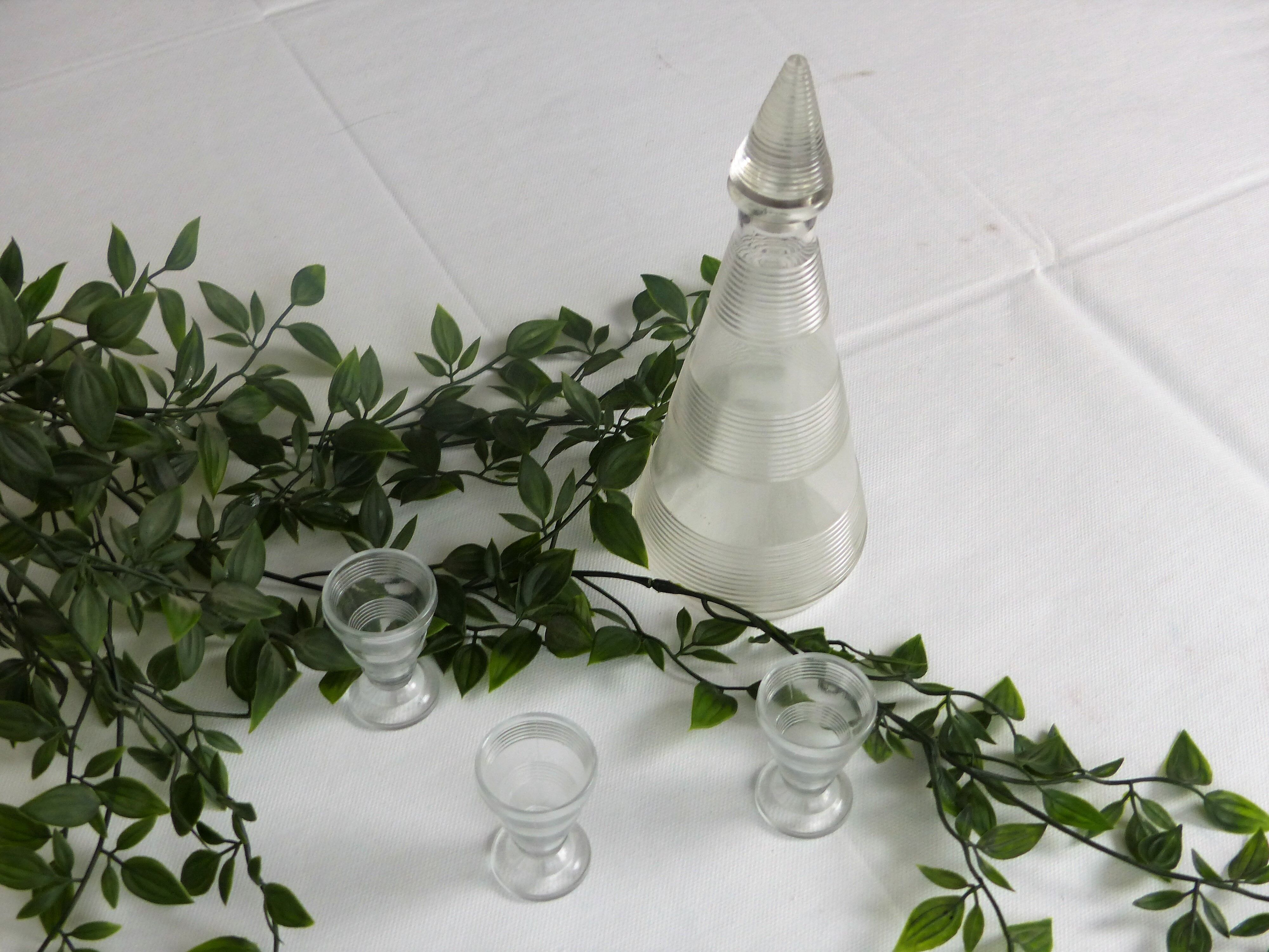 Carafe and its 3 glasses