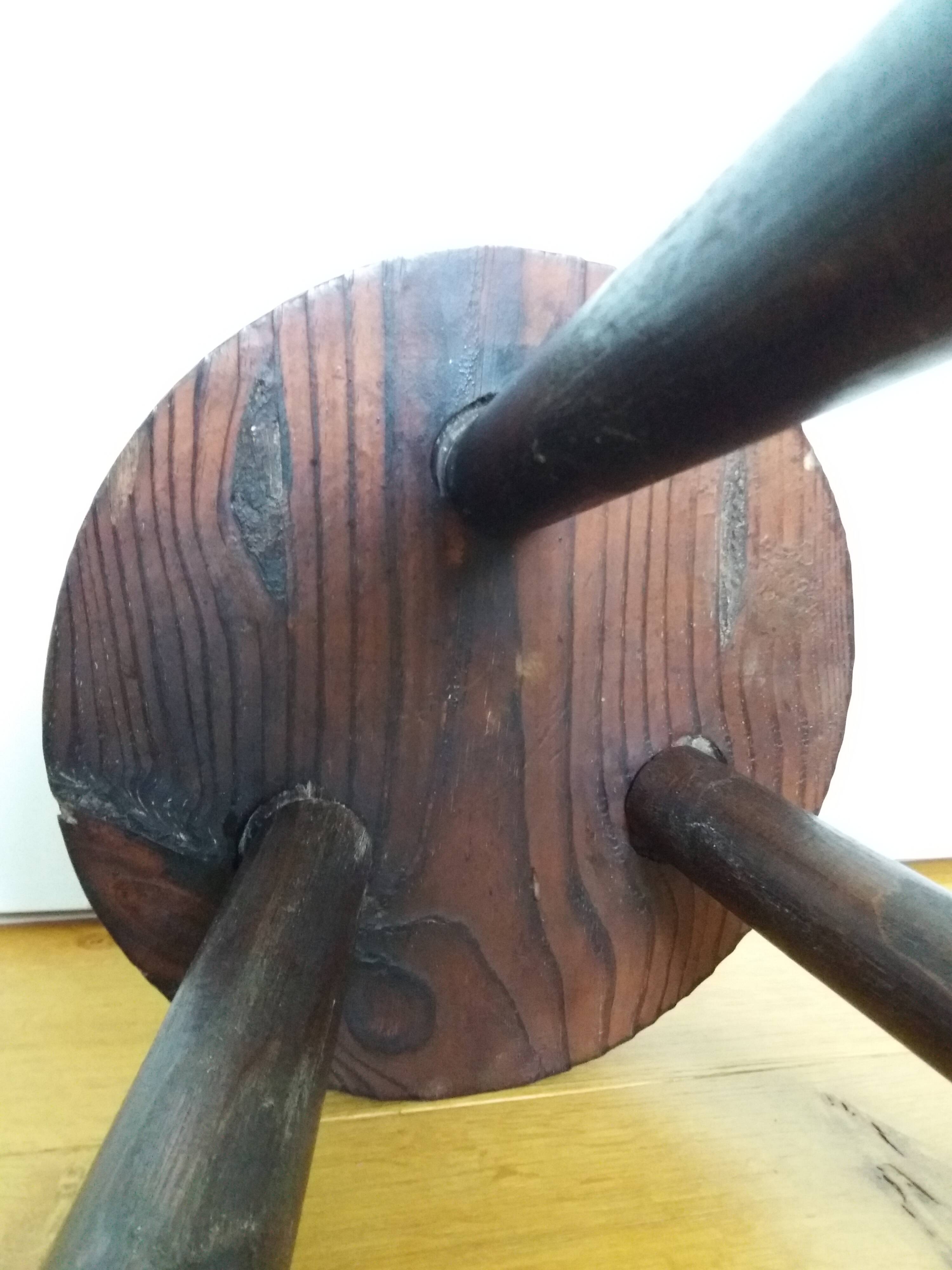 Tripod stool with pencil legs