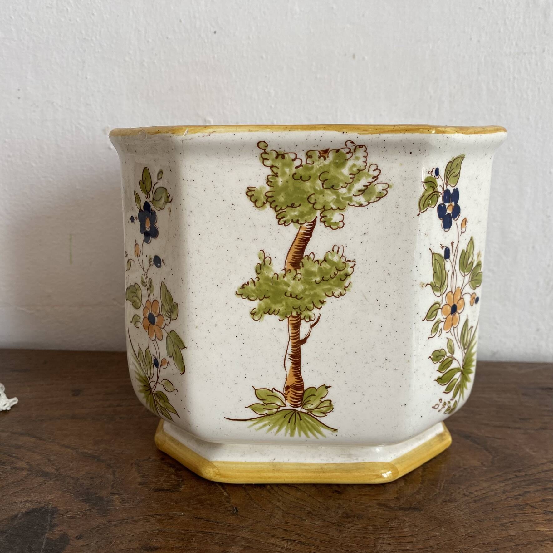 Cache-pot in Moustiers earthenware hand-painted