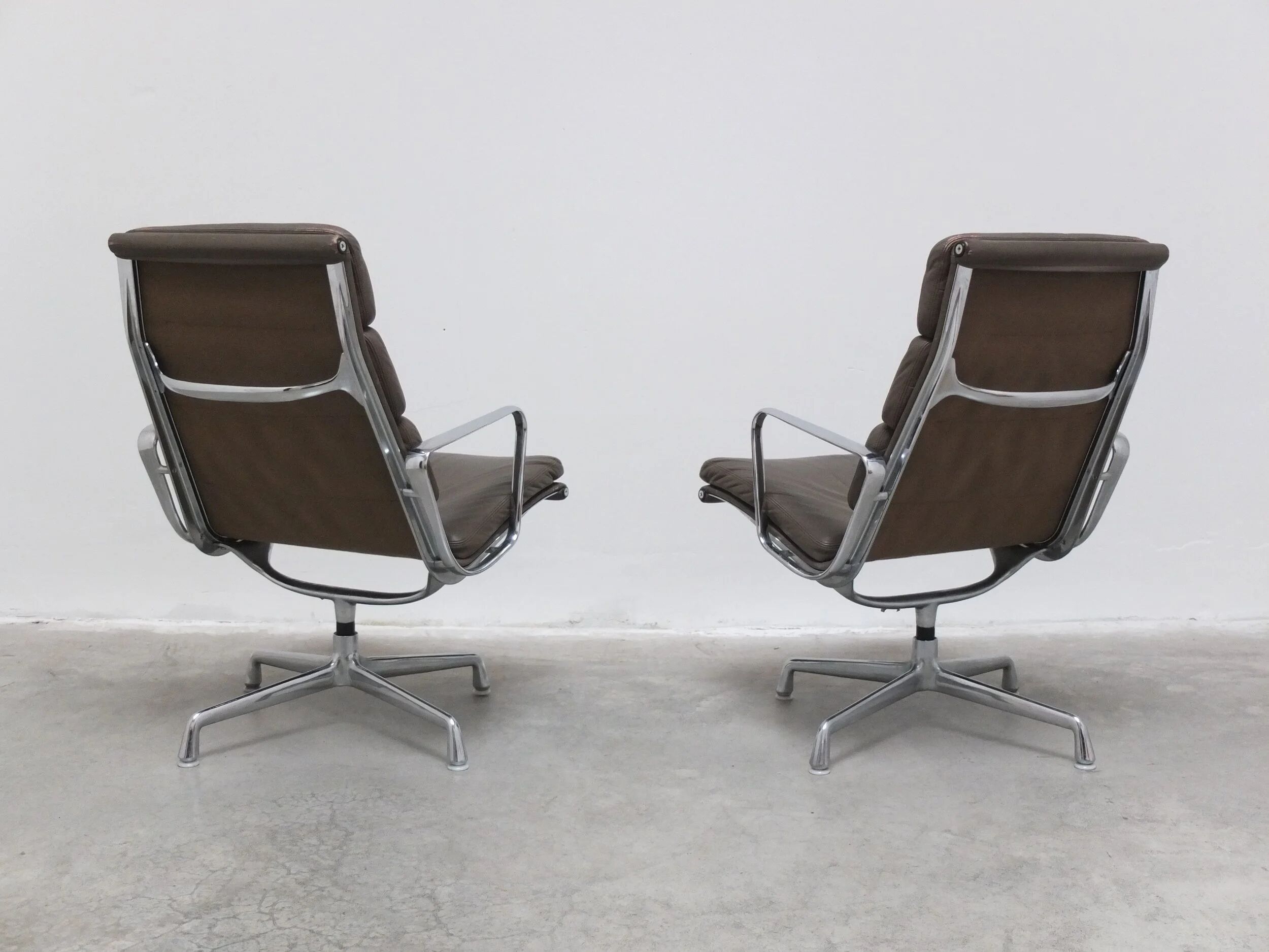 Early pair of Eames 'EA216' swivel lounge chairs by Herman Miller, 1960s
