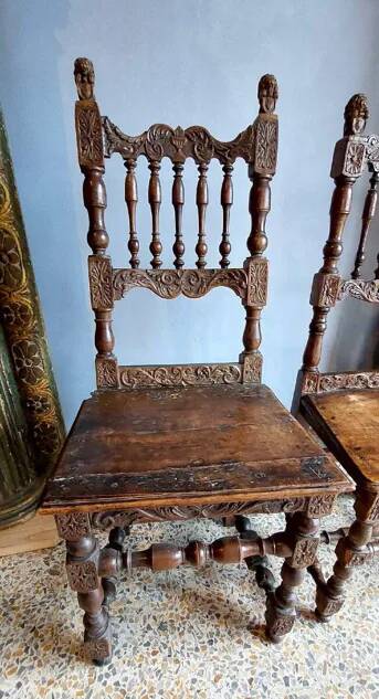 Paire rare de chaises sculptées, fabrication italienne du XVIIe siècle.
