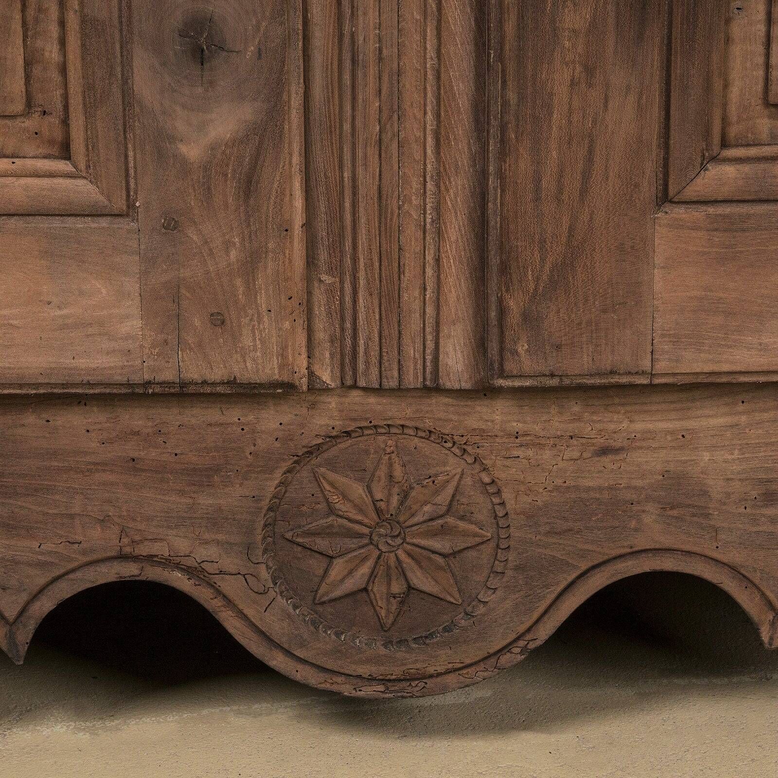 Armoire ou penderie française antique Louis XV rustique