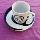 Tasses à café de bar avec soucoupes