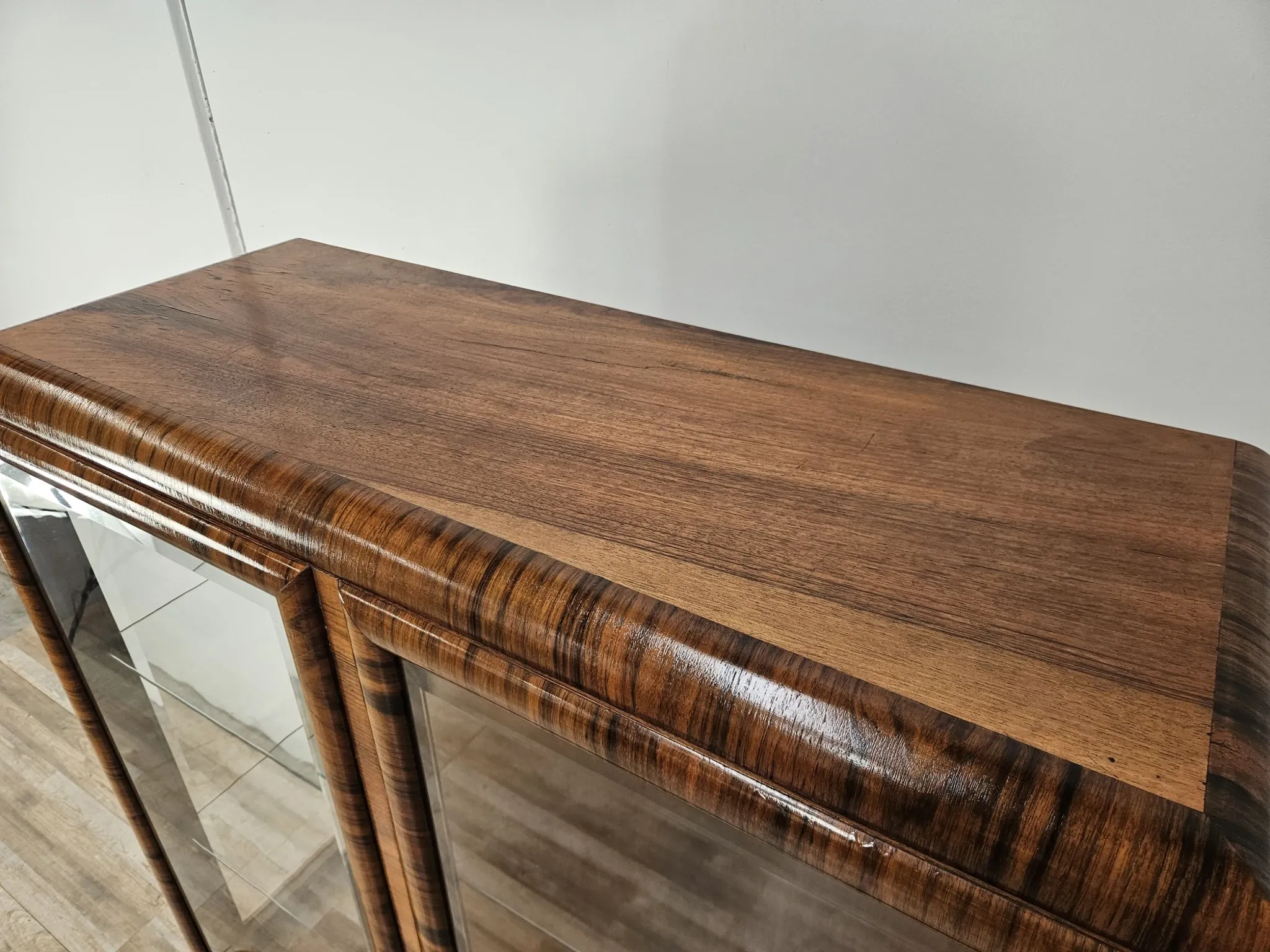 French Art Decò display cabinet from the 1940s in walnut