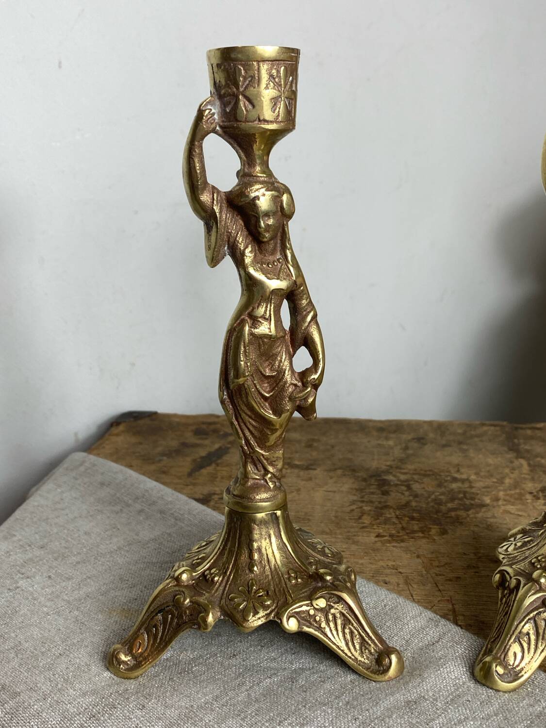 Paire de bougeoirs en bronze, porteuses d’eau