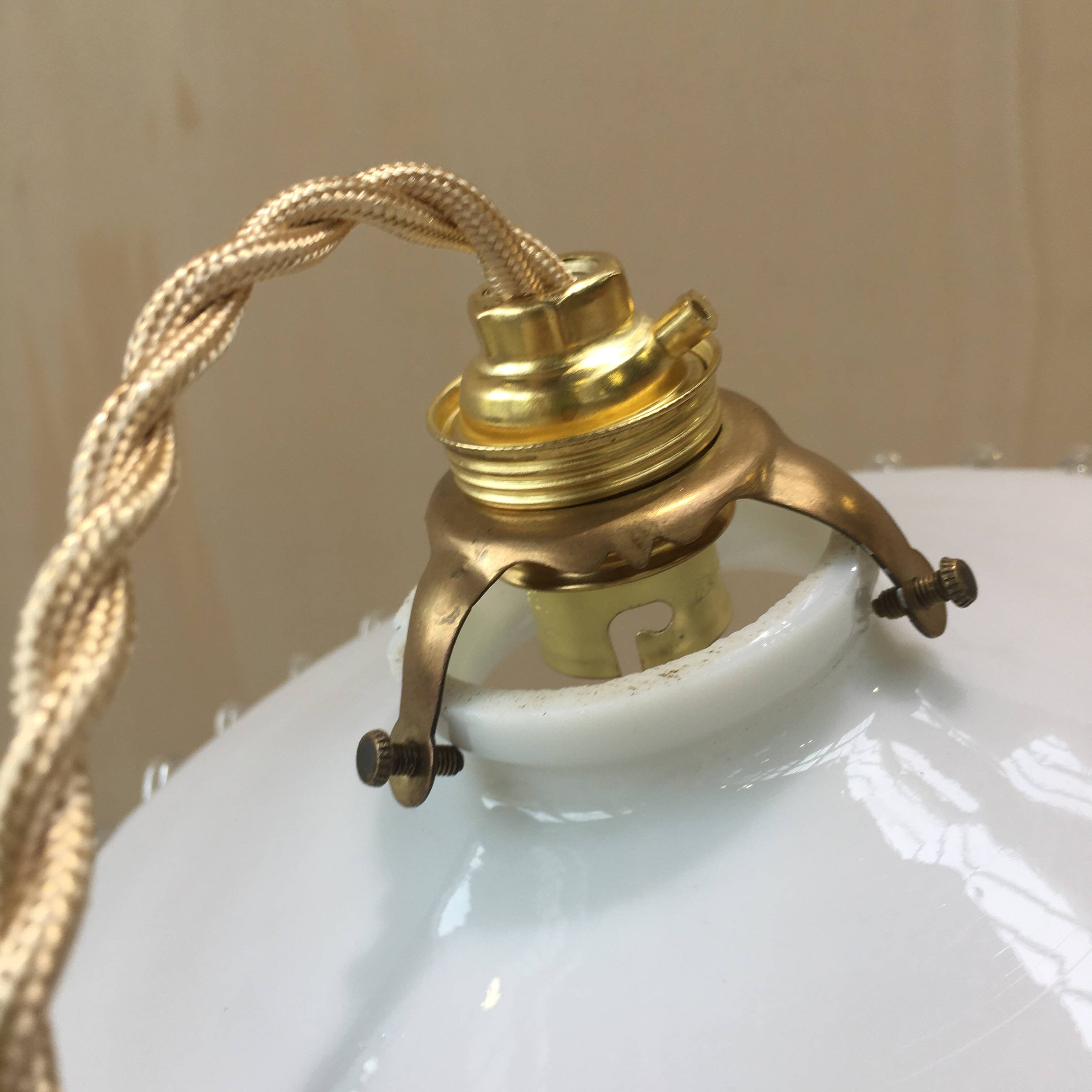 Pair of pendants in white opaline and transparent serrated edges