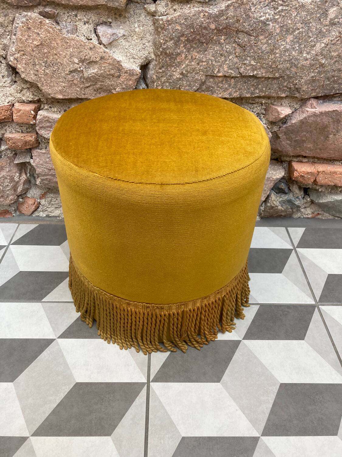 Pouf en velours moutarde, années 60-70