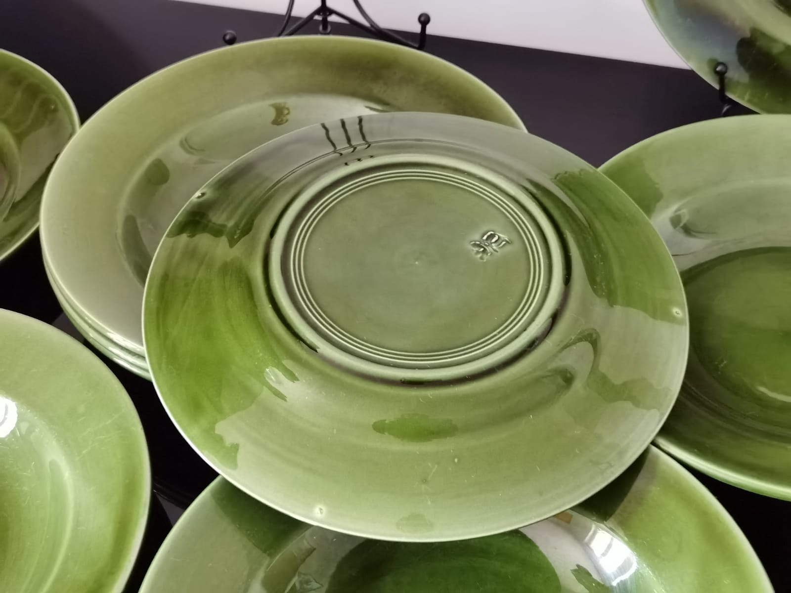 Hollow plates in glazed glazed ceramic green