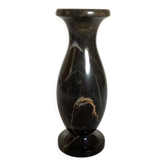Petit vase en marbre noir veiné