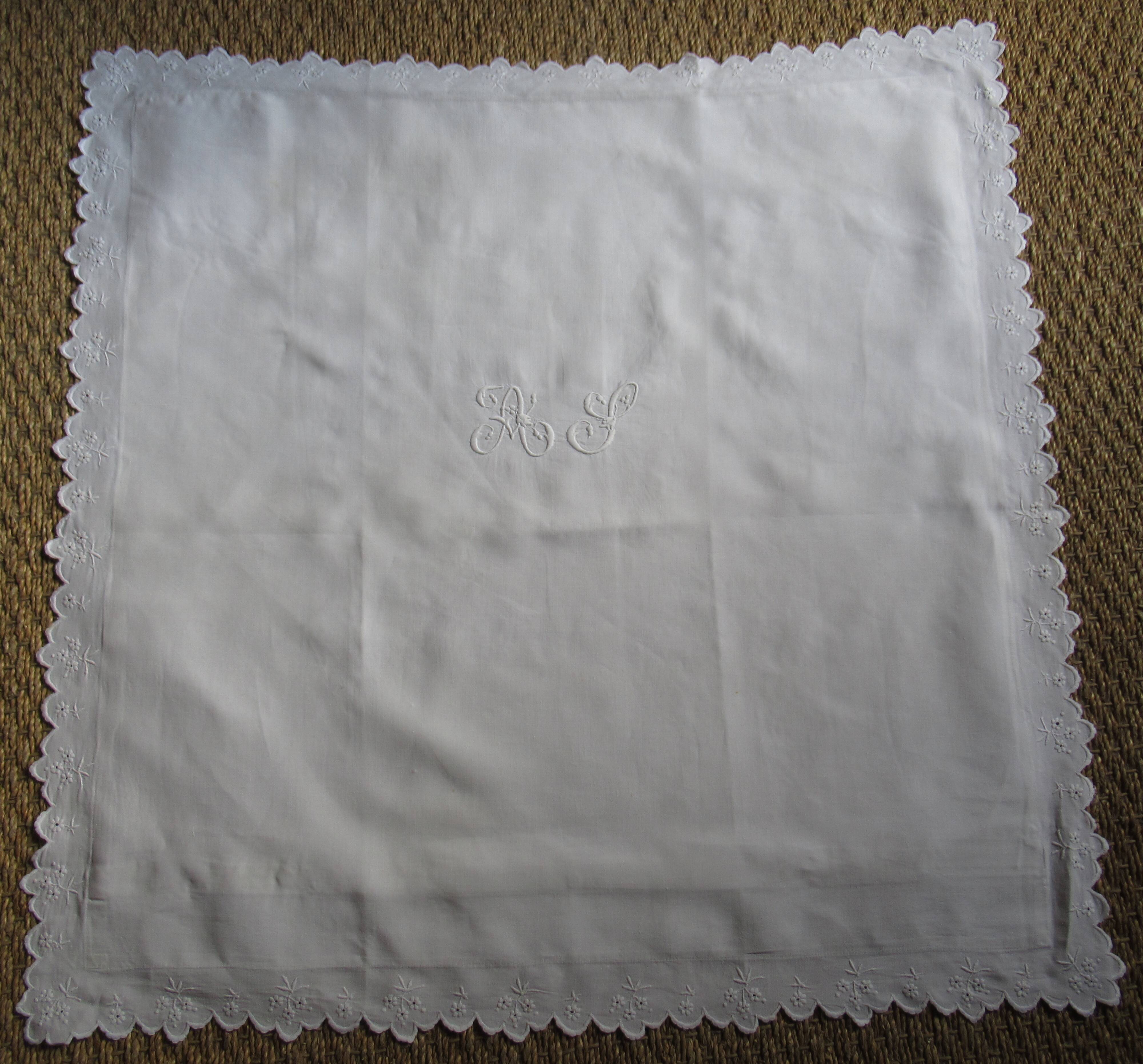 Taie d'oreiller brodée festonnée et chiffrée monogrammée AS