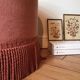 Pouf en velours rose et franges