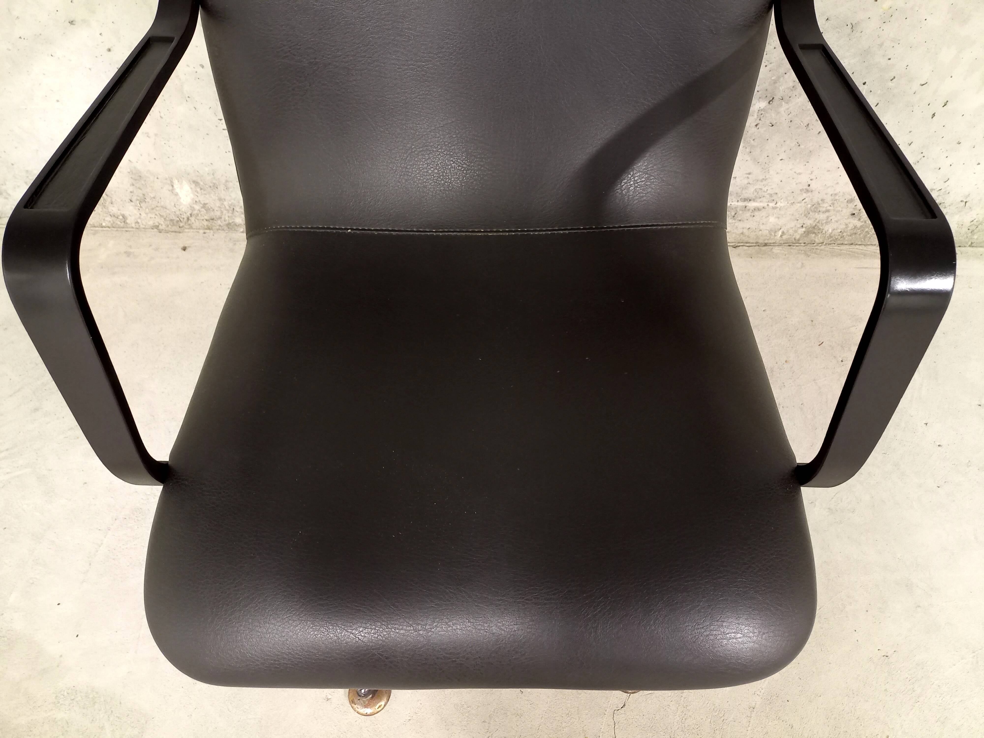 Vintage 70s swivel office chair in skai and black metal