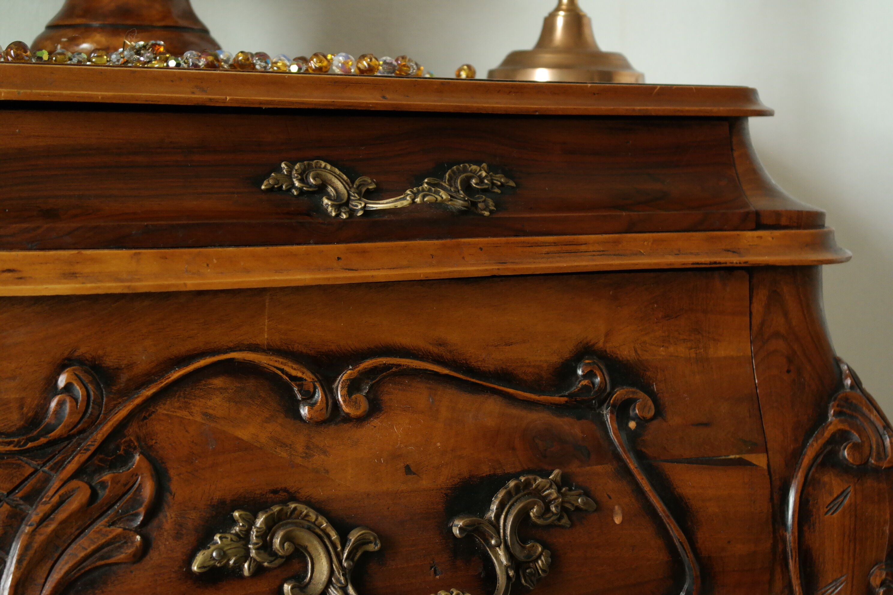 Louis XV style walnut tomb chest of drawers, 20th century