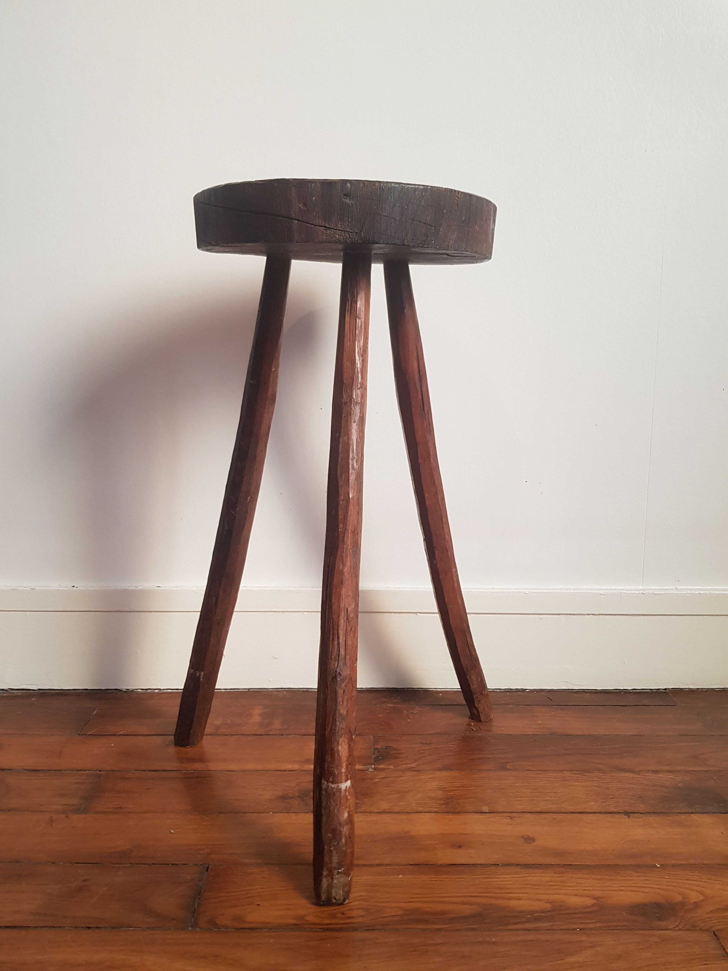 Tabouret tripode haut