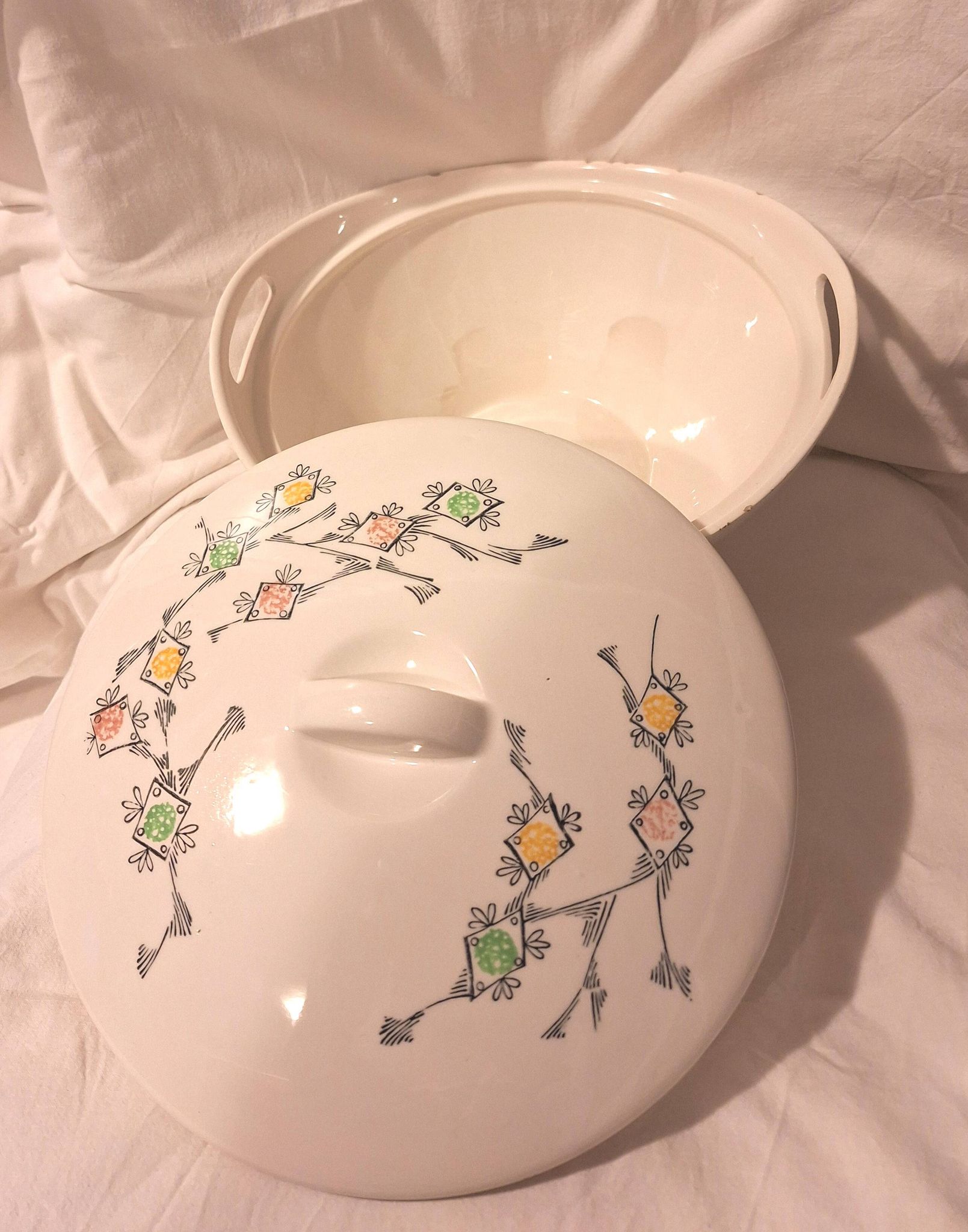 Soupière en porcelaine de Gien