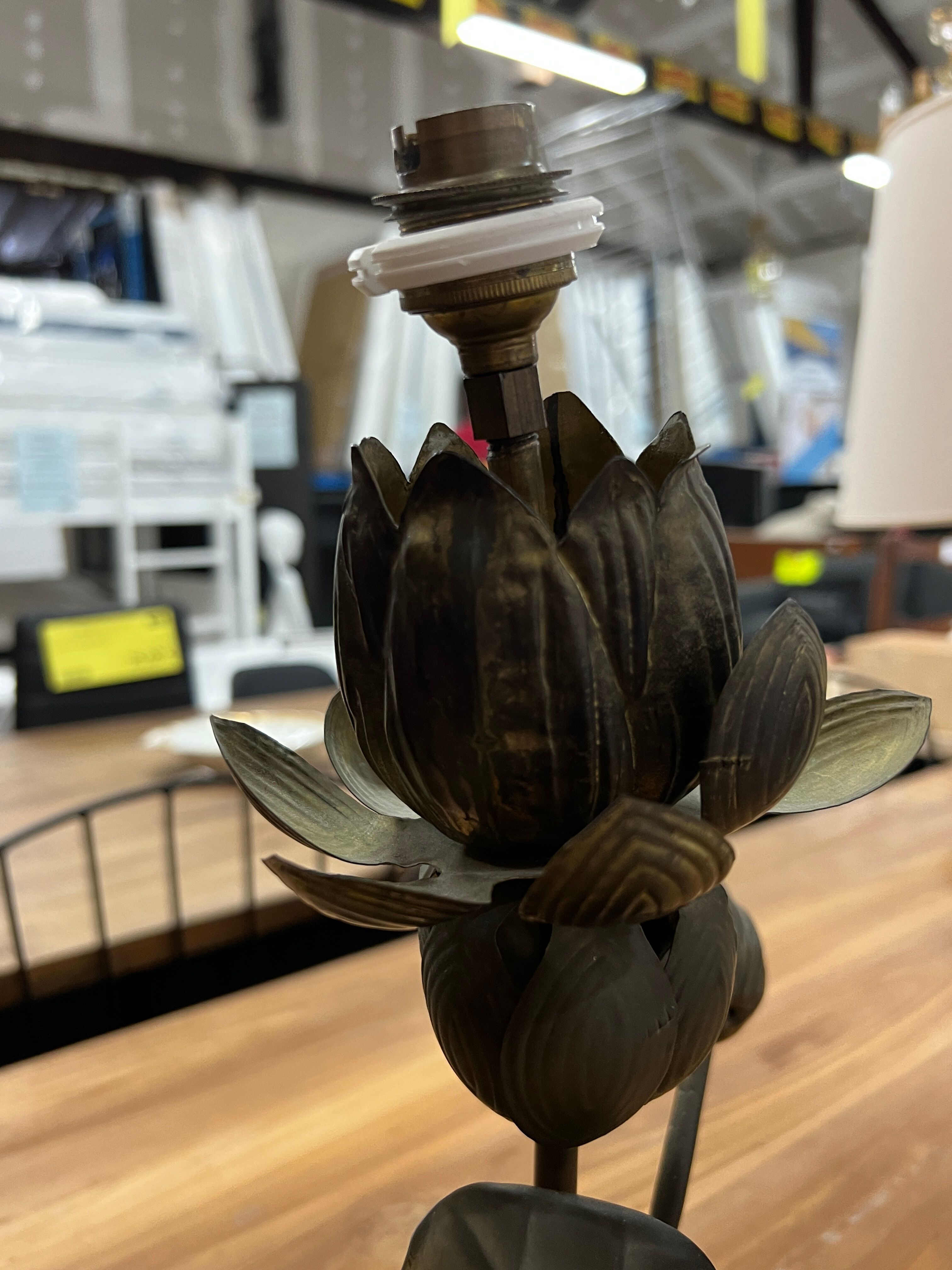 Pied de lampe nénuphar en laiton vintage