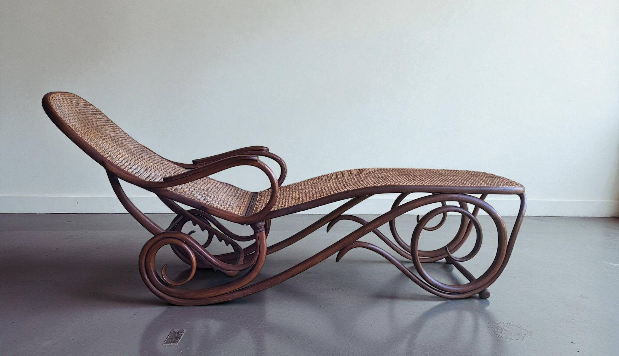 Thonet chaise longue No. 2 (No. 9702) 1900s