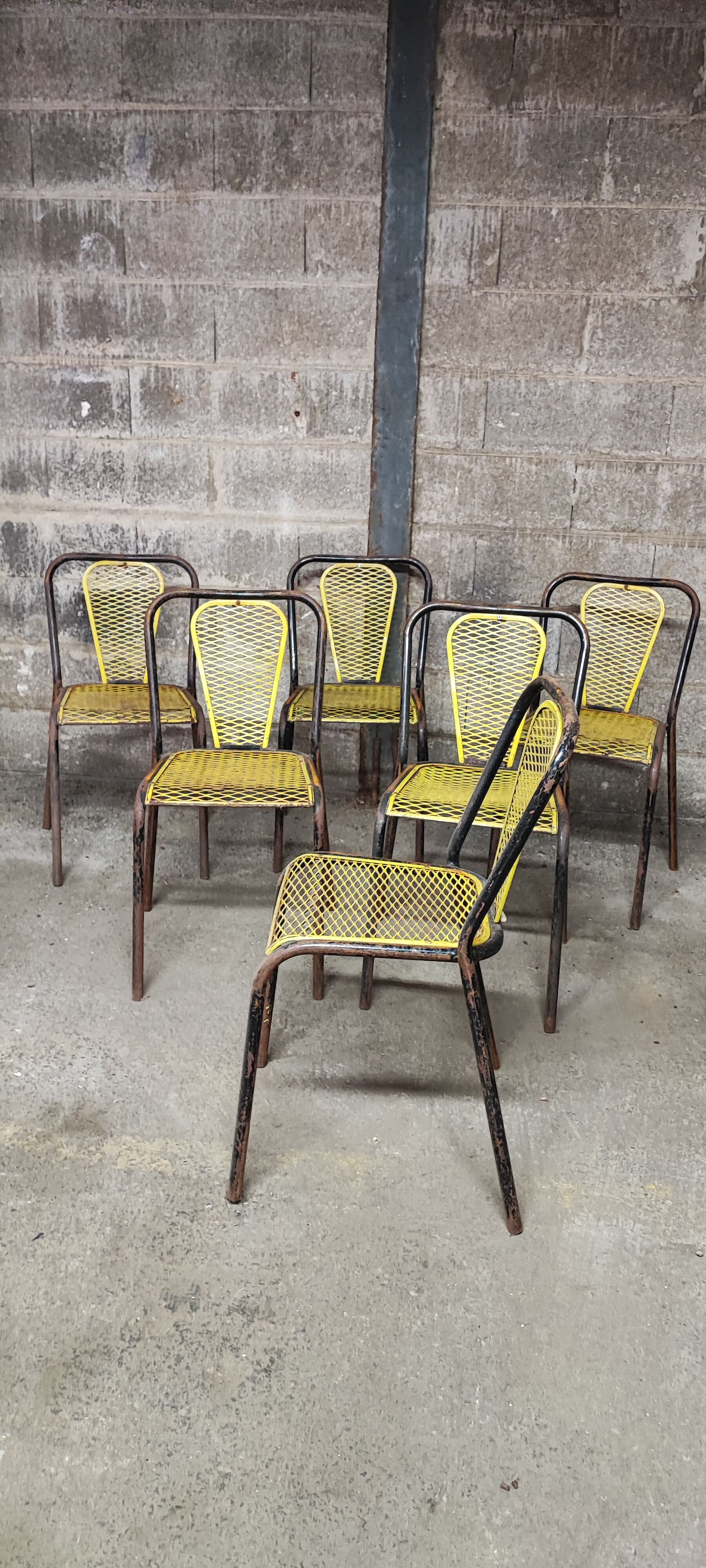 Six chaises en métal perforé seducta René Malaval