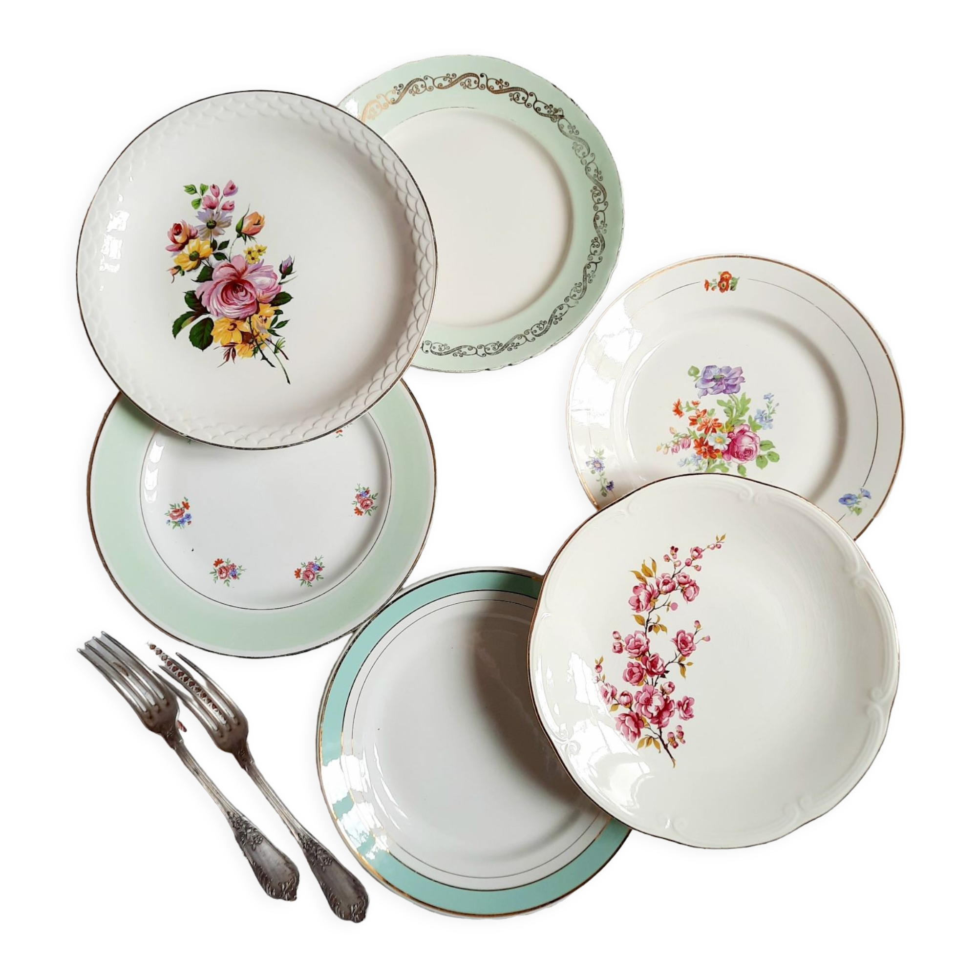 Flat earthenware plates with gilded edges