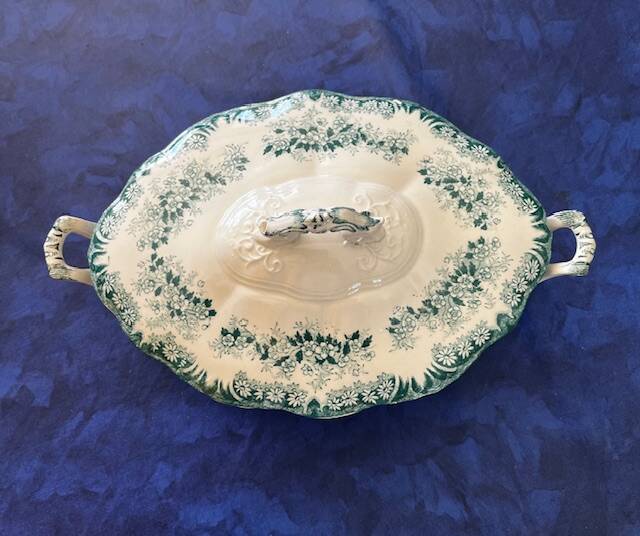 Porcelain soup tureen, English Marley England. "DAISY"