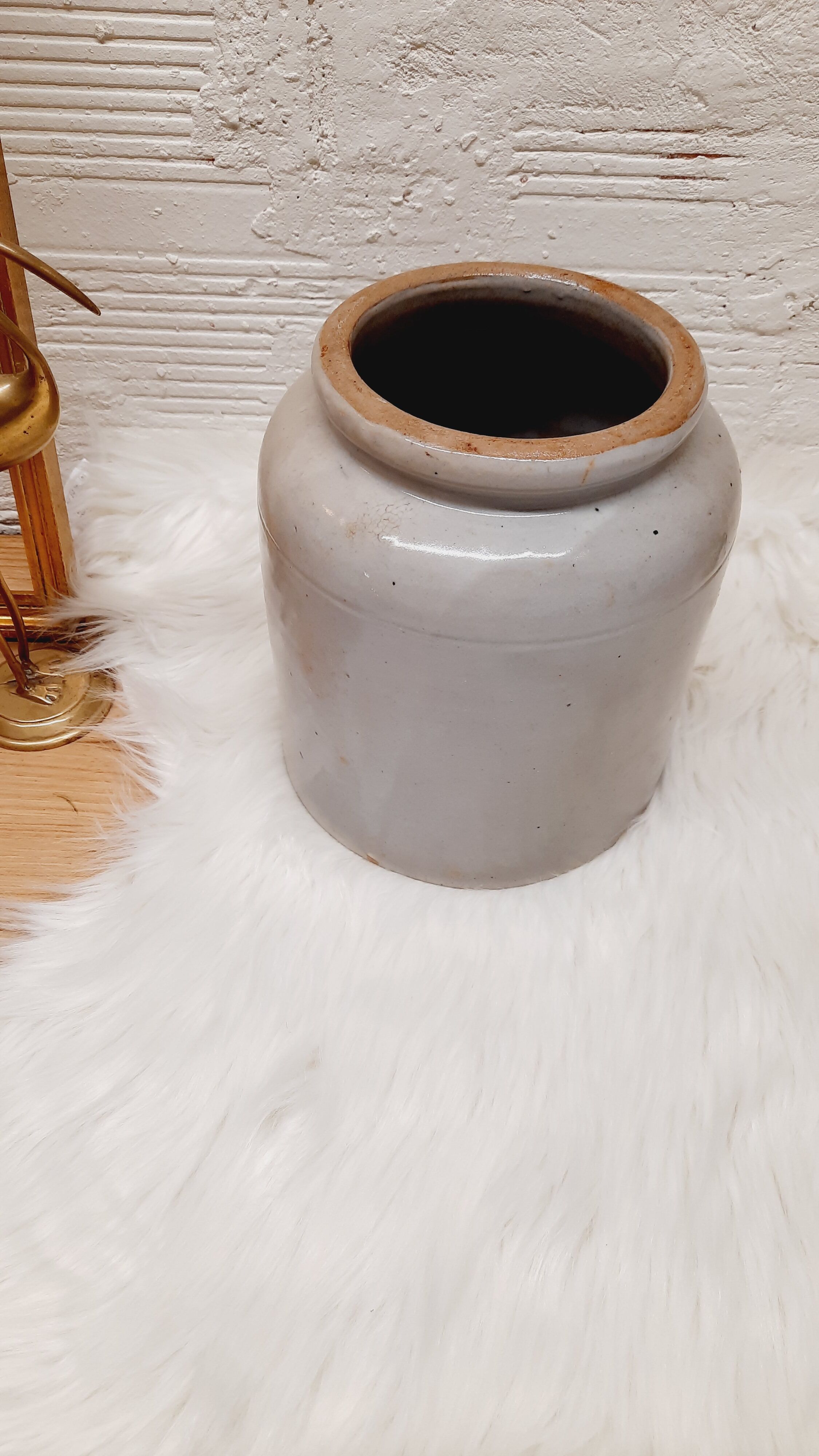 White linen sandstone jar