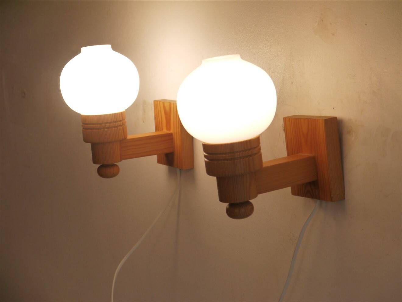 Paire d'applique scandinave en bois et verre opalin