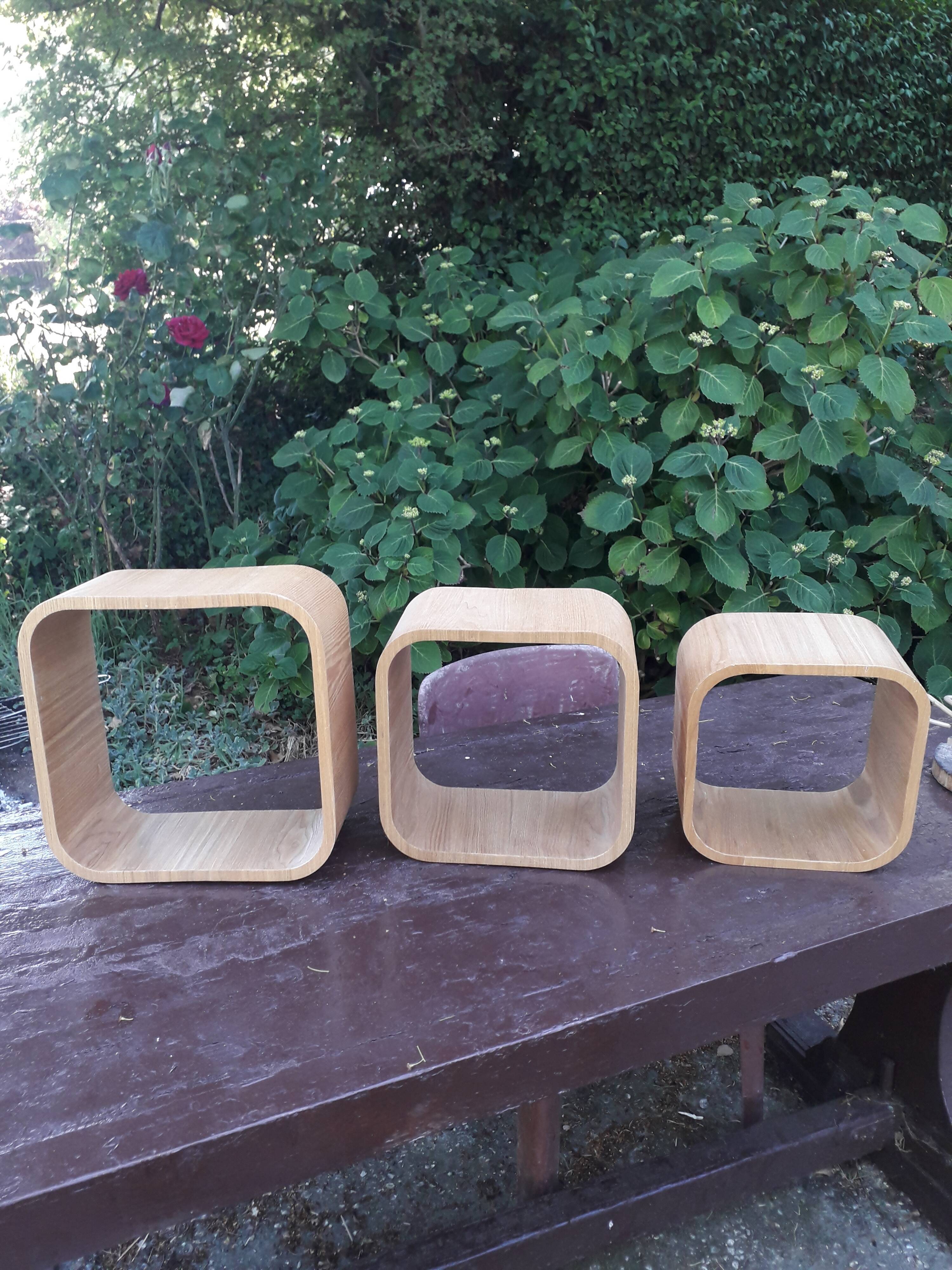 3 wall shelves gigognes