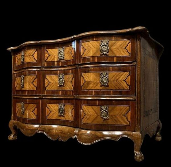 Commode Arbalète époque Louis XV en marqueterie de bois nobles époque XVIIIeme