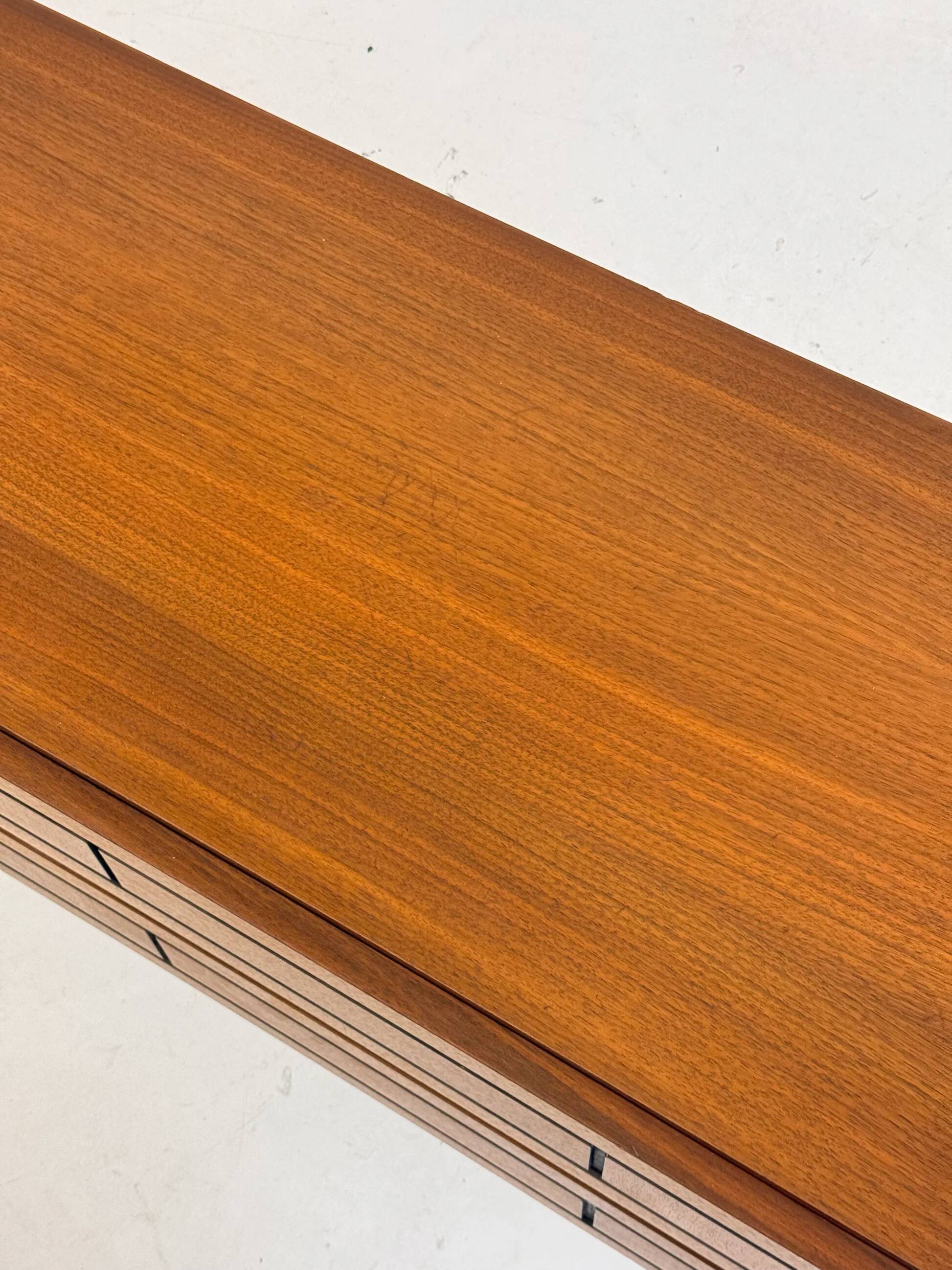 Buffet bas en bois italien avec des lignes noires graphiques.