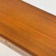 Buffet bas en bois italien avec des lignes noires graphiques.