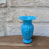 Vase ancien en opaline dentelée bleue à décor de médaillon