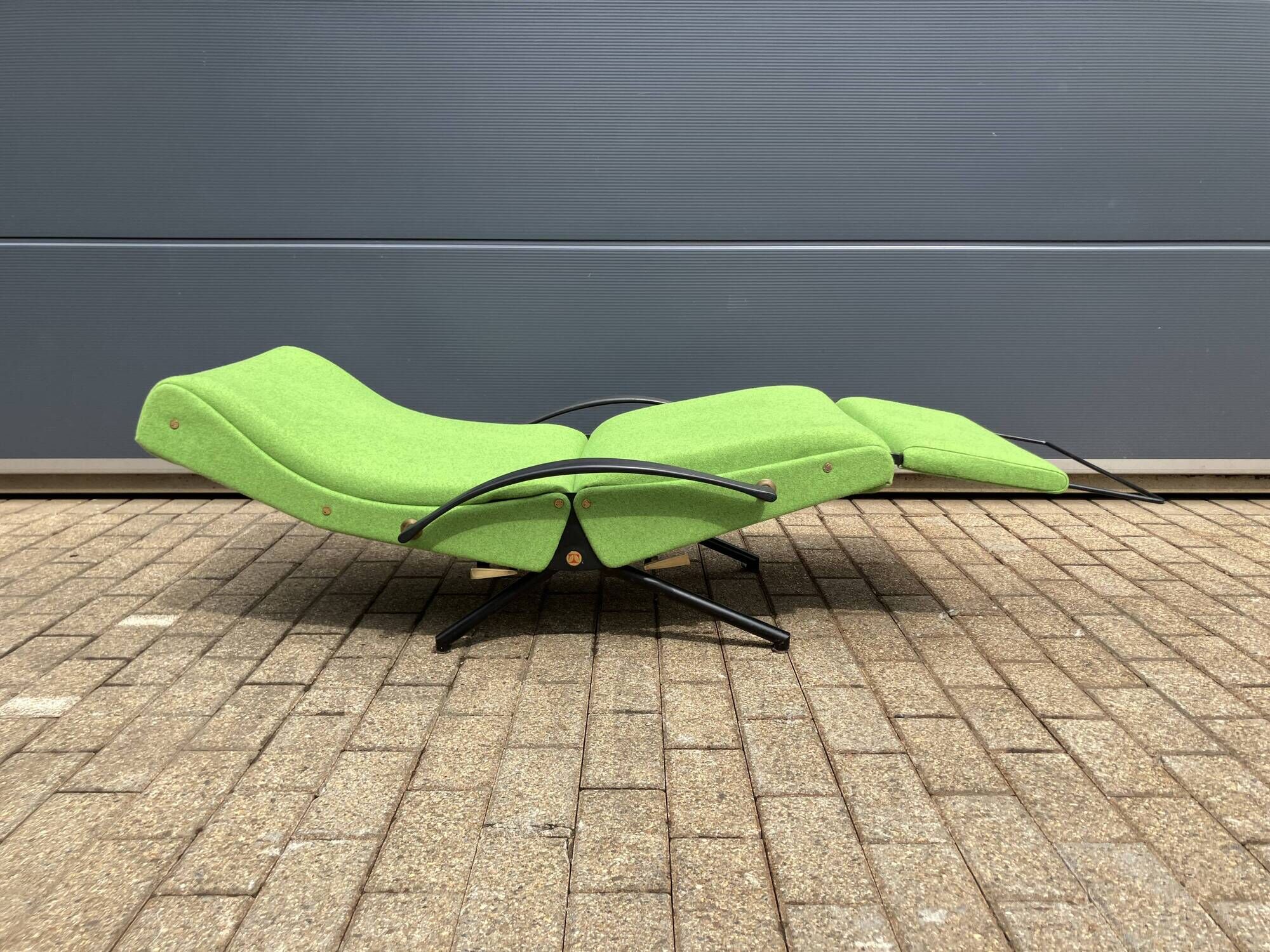 Tecno P40 lounge by Osvaldo Borsani 1st edition, terug in new state!