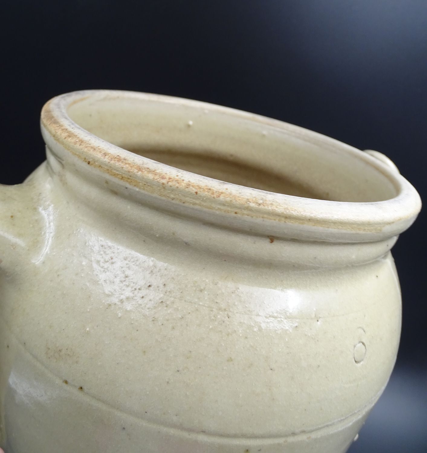 Grease pot with burgundy sandstone spout