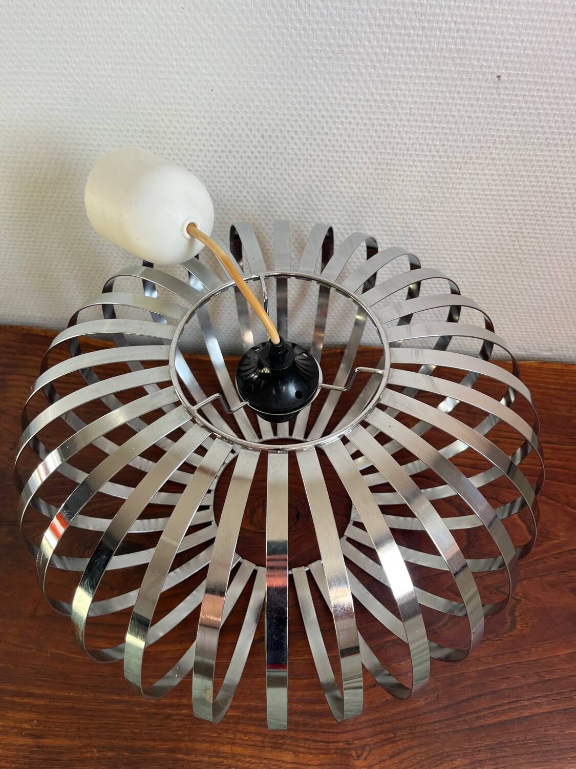 Arditi Italy saucer pendant light from the 80s with metal strips