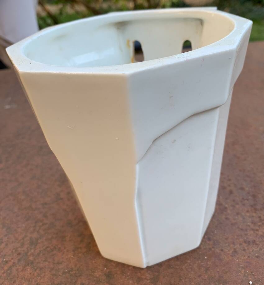 Wall-mounted cache-pot in white porcelain