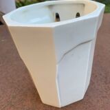 Cache-pot mural en porcelaine blanche