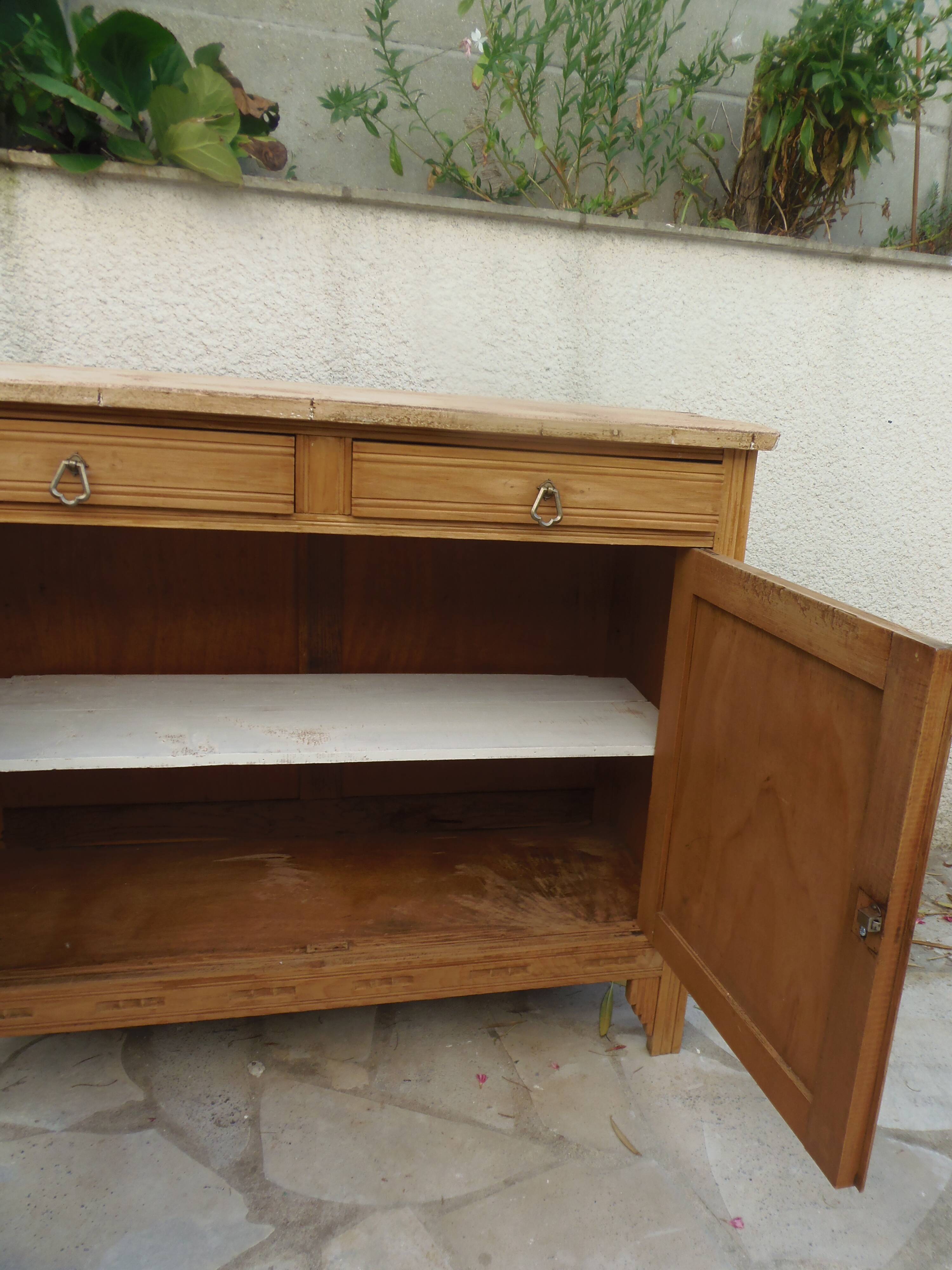 Buffet Art Déco en bois naturel, charme authentique.