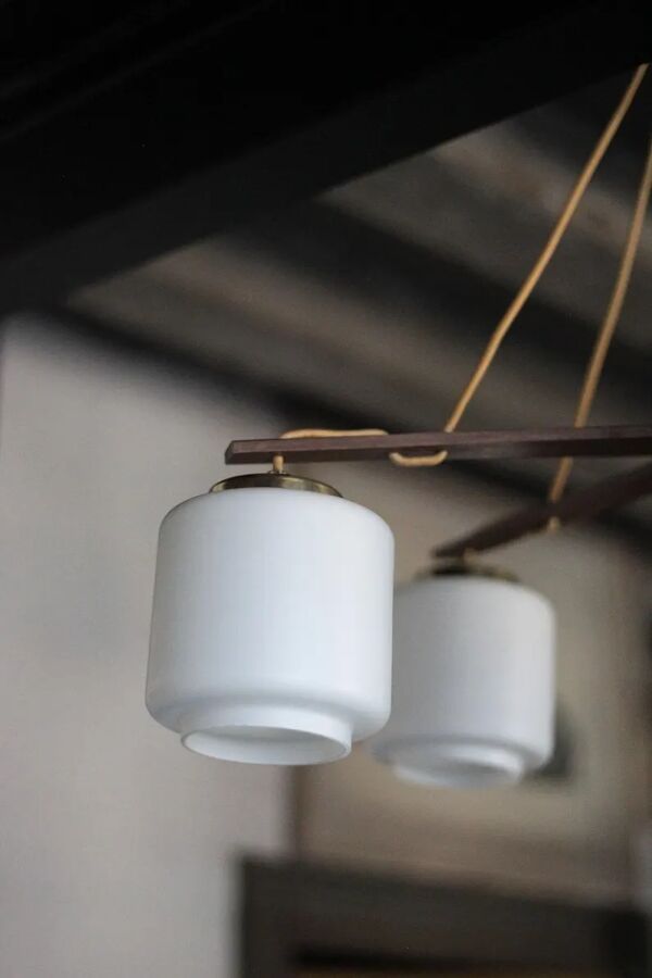 Suspension en teck et opaline, lampe de plafond scandinave, suspension bois 5 feux vintage, déco