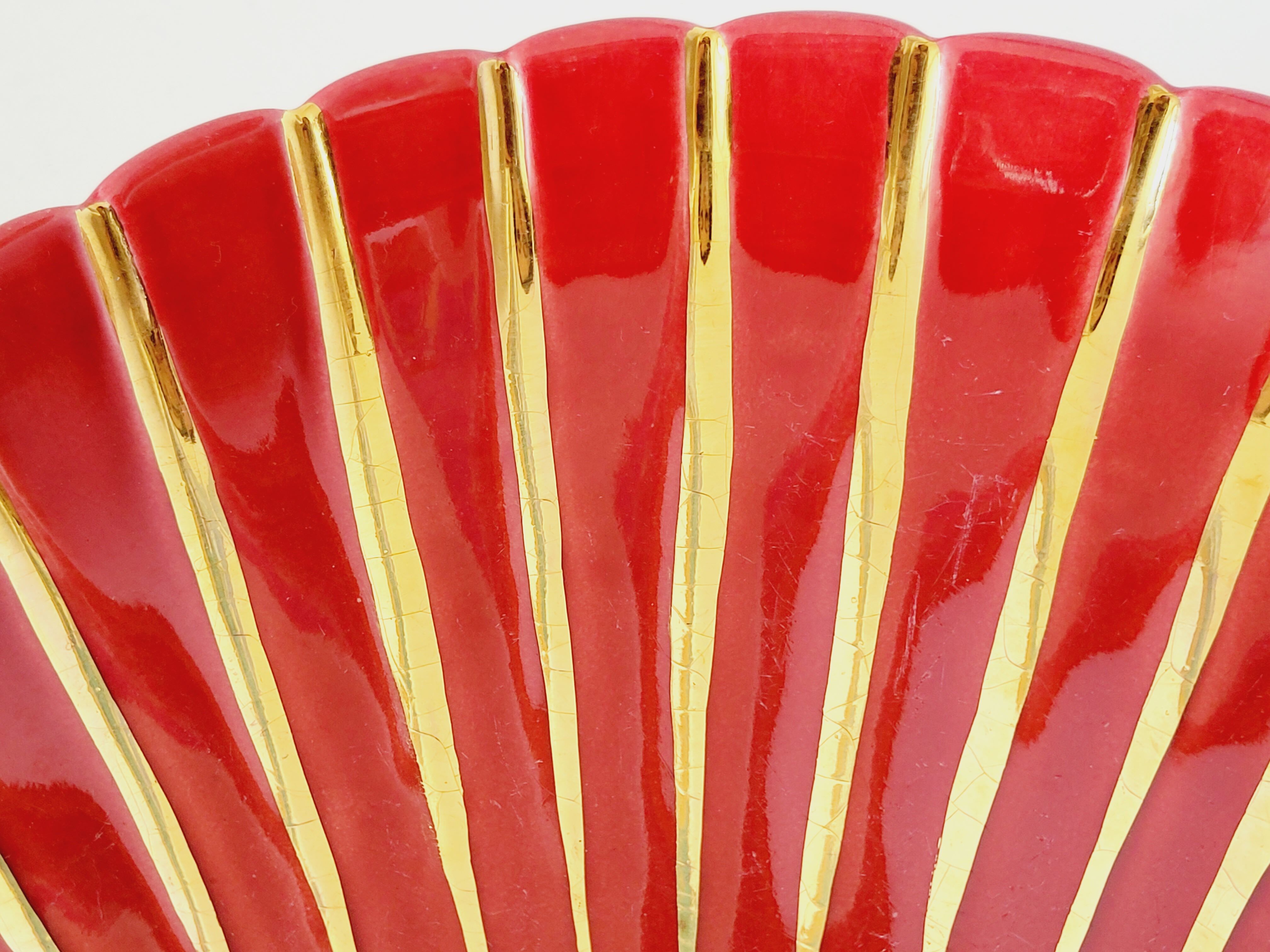 Proceram Aubagne service in red and gilded ceramic shell St Jacques 1950