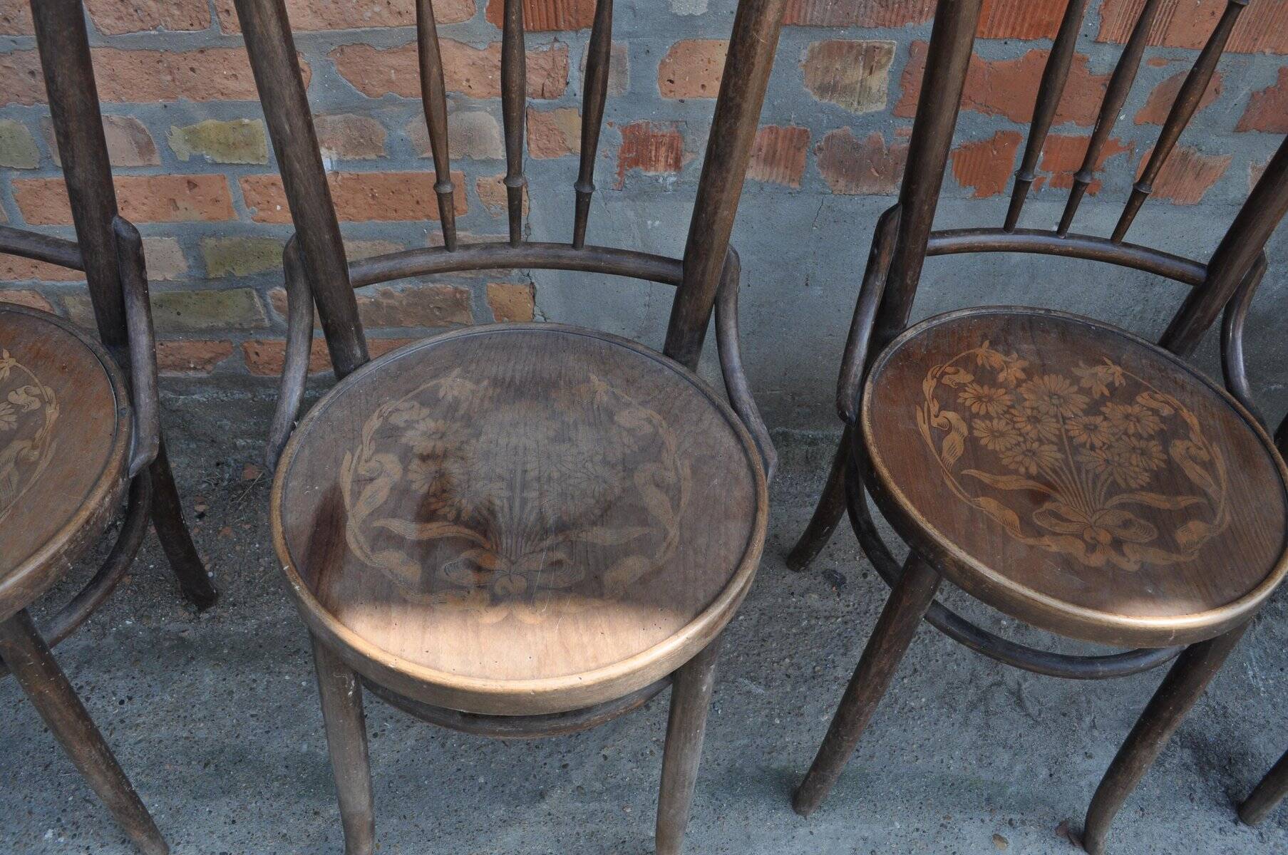 Set of 4 Thonet chairs in brown wood, 1930s bistro design, Art Nouveau curved backrest.