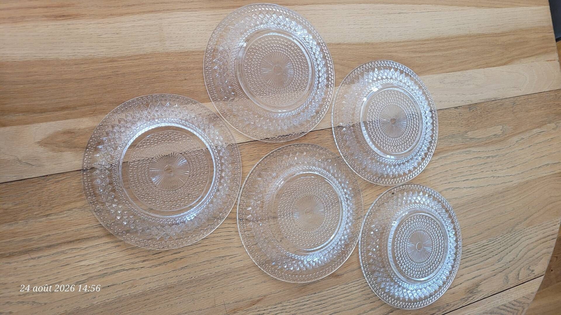 5 assiettes à dessert en verre épais ciselé transparent