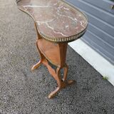 Kidney-shaped flying table