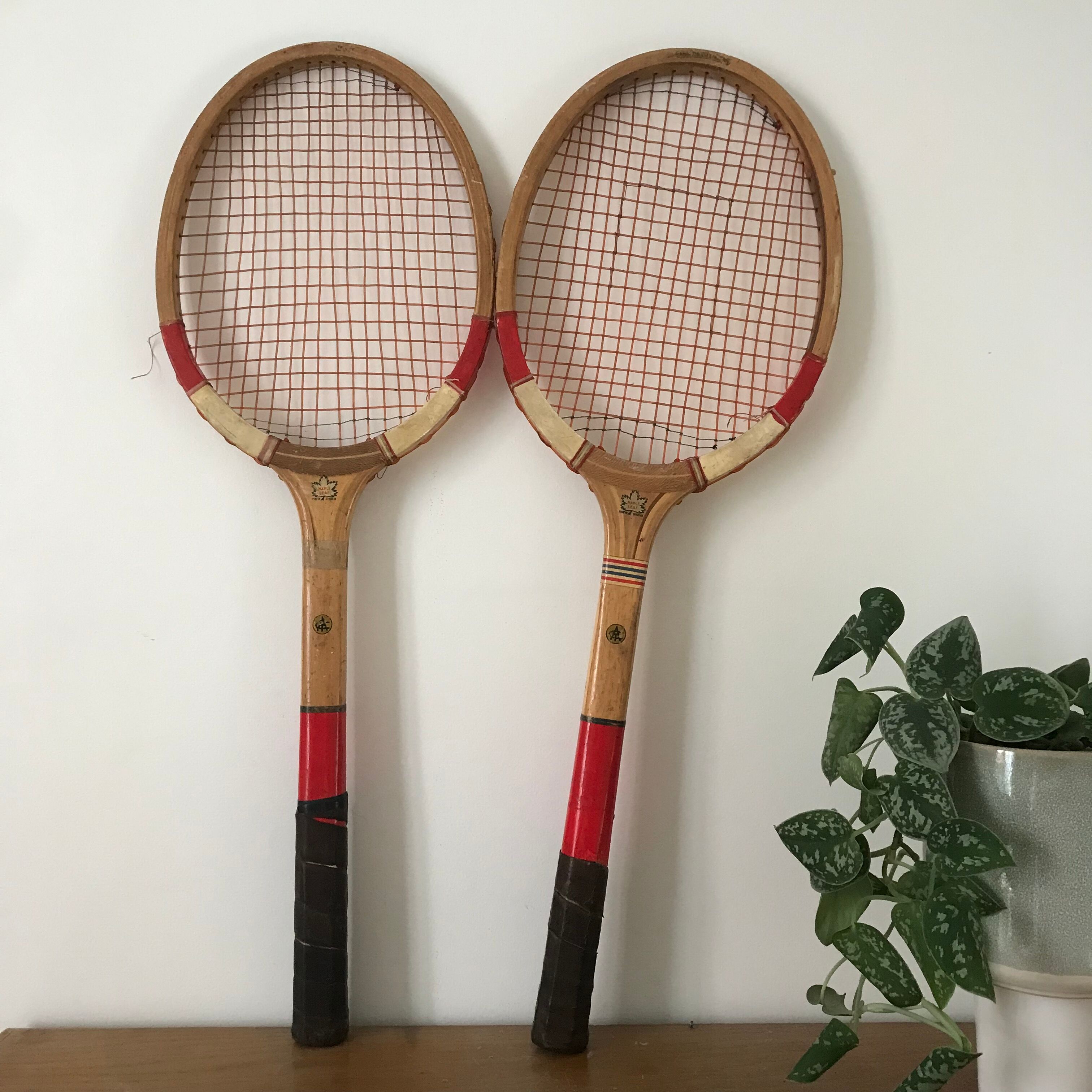 Raquette de tennis vintage en bois brute et rouge Maple Leaf