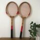 Raquette de tennis vintage en bois brute et rouge Maple Leaf