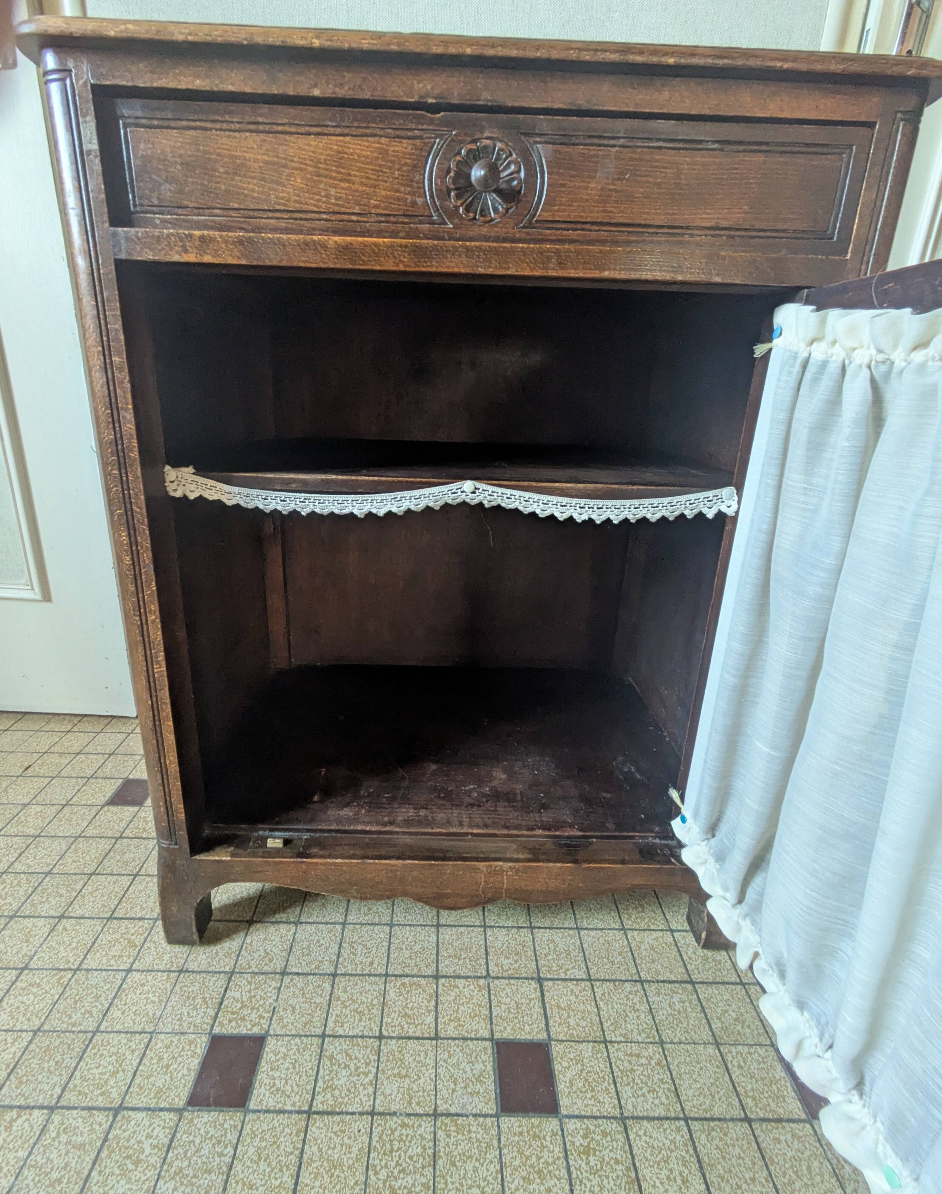 Buffet bas ancien en bois massif