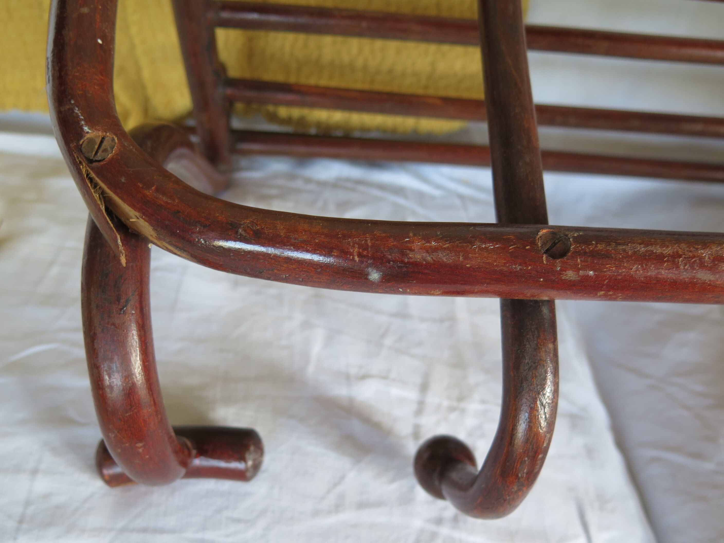 Wall coat rack/cloakroom in arched wood