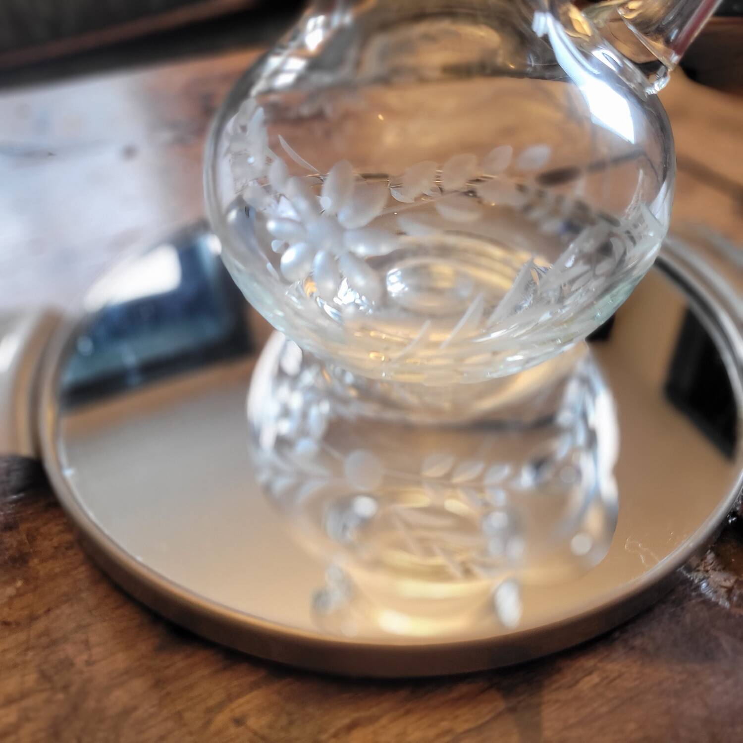 Engraved glass jug with floral decoration – 75 cl – mid 20th century