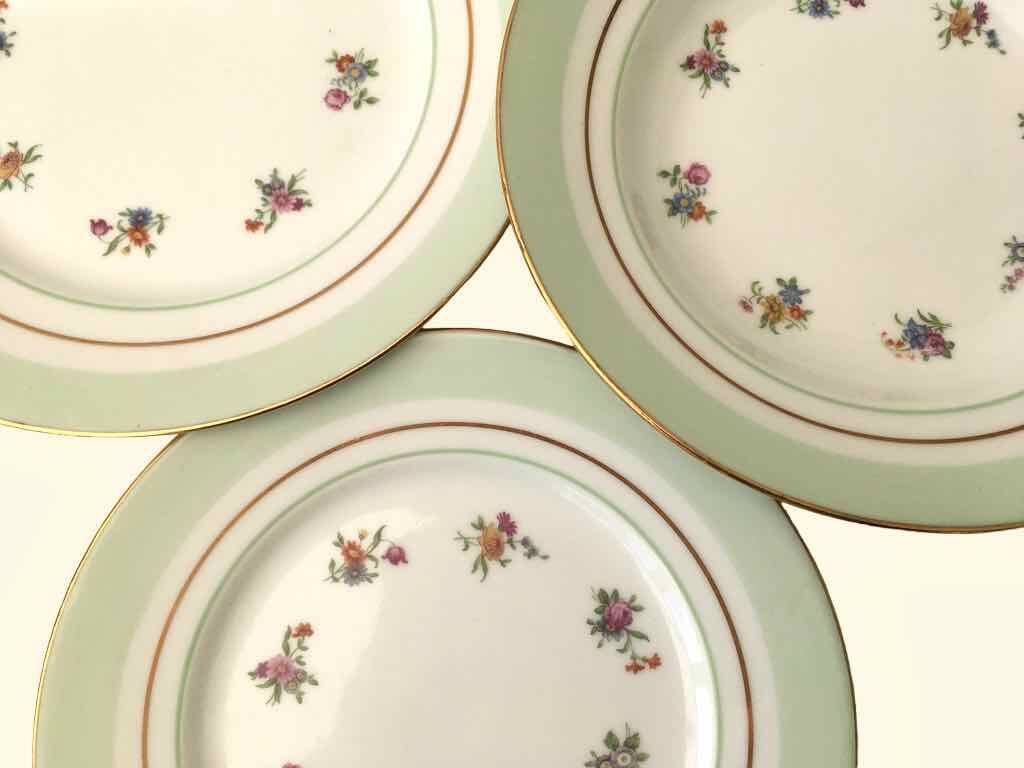 Service of 18 porcelain plates for 6 people