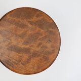Tabouret bas rustique brutaliste tripode en bois massif de fabrication artisanale française
